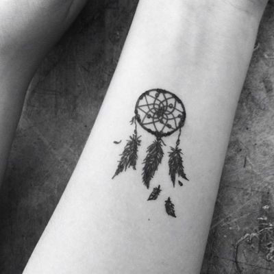  Tatouage attrape rêve sur photo en noir et blanc sur le milieu du bras